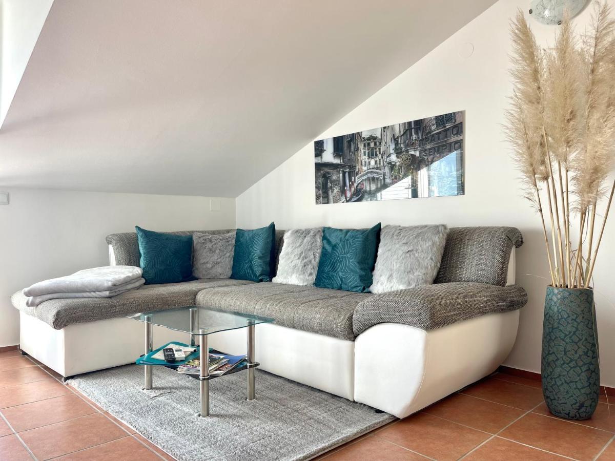 Lady Daniela Mit Meerblick In Apartment Lovran