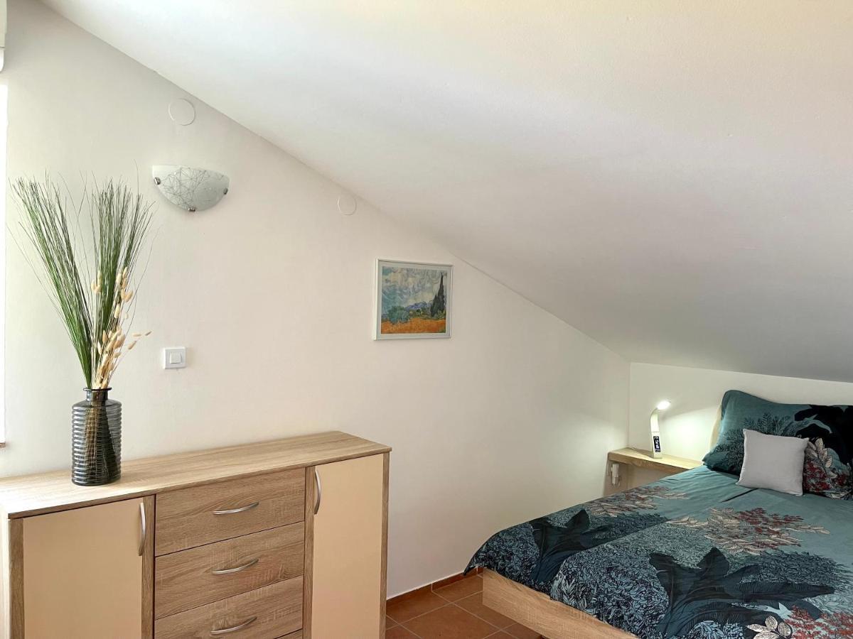 Lady Daniela Mit Meerblick In Apartment Lovran