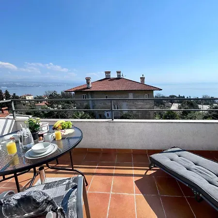 Apartment Lady Daniela Mit Meerblick In Lovran Exterior photo